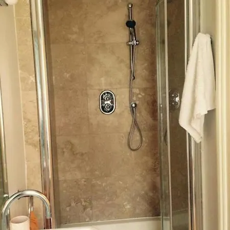 Tastefully Decorated Ensuite Br In Quiet Area 都柏林
