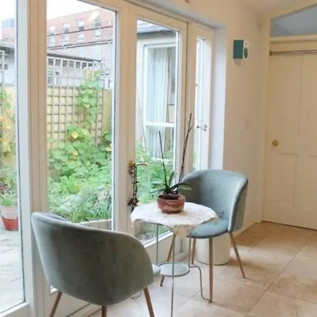 Tastefully Decorated Ensuite Br In Quiet Area شقة *