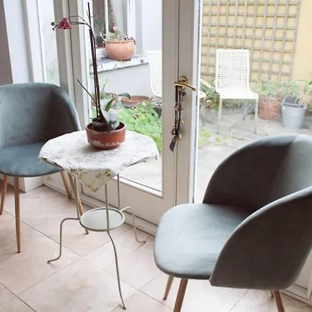 Tastefully Decorated Ensuite Br In Quiet Area Apartament *