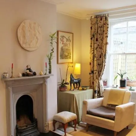 Tastefully Decorated Ensuite Br In Quiet Area Apartament *